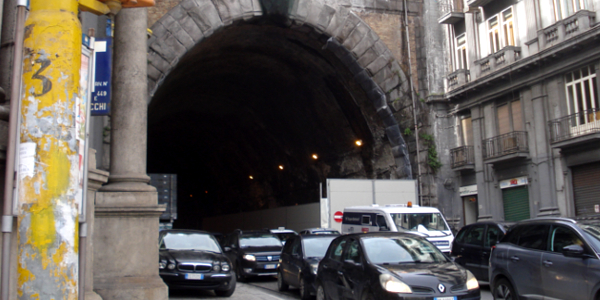 Comportamenti da adottare percorrendo un tunnel o un traforo