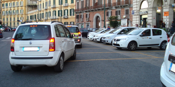 Comportamenti da tenere in vicinanza di un posteggio riservato ai taxi