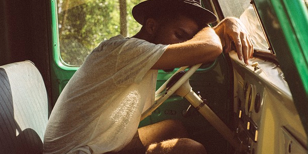 Comportamento che deve adottare un conducente che accusa segni di stanchezza