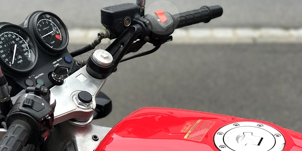 Interruttore di emergenza per lo spegnimento del motore nei veicoli a due ruote