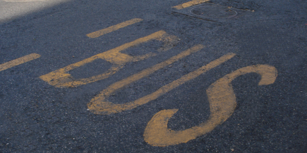 Iscrizioni regolamentari sulla pavimentazione