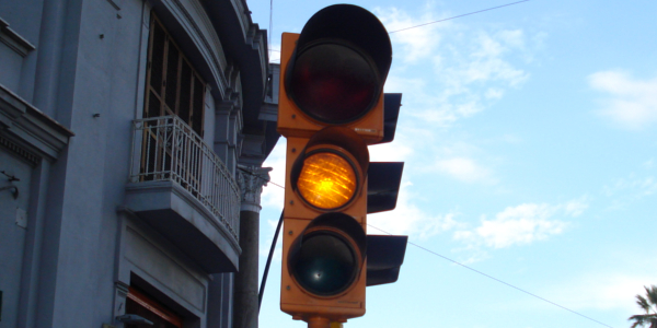 Luce gialla fissa del semaforo  