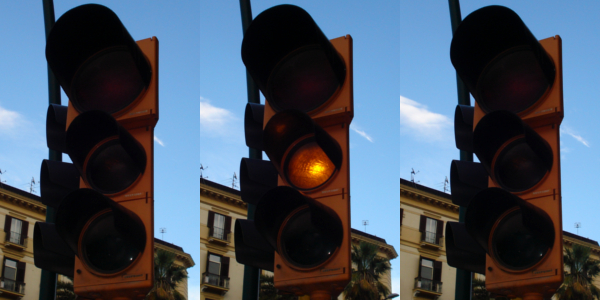 Luce gialla lampeggiante del semaforo