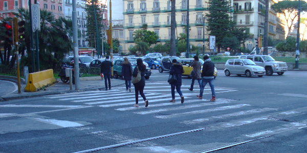 Pedoni che attraversano ad un semaforo