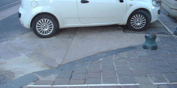 Scivoli del marciapiede ostruiti