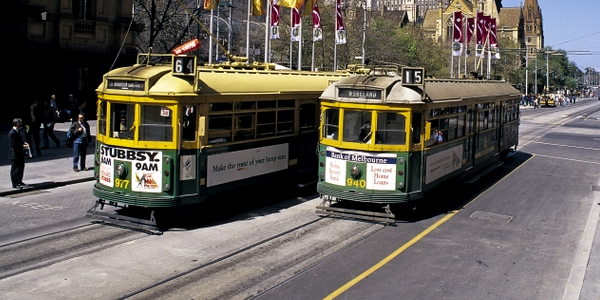 Sorpasso a destra di tram