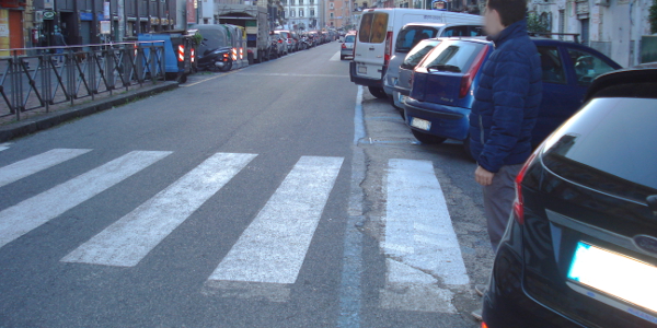Veicoli parcheggiati impediscono la visuale dei pedoni